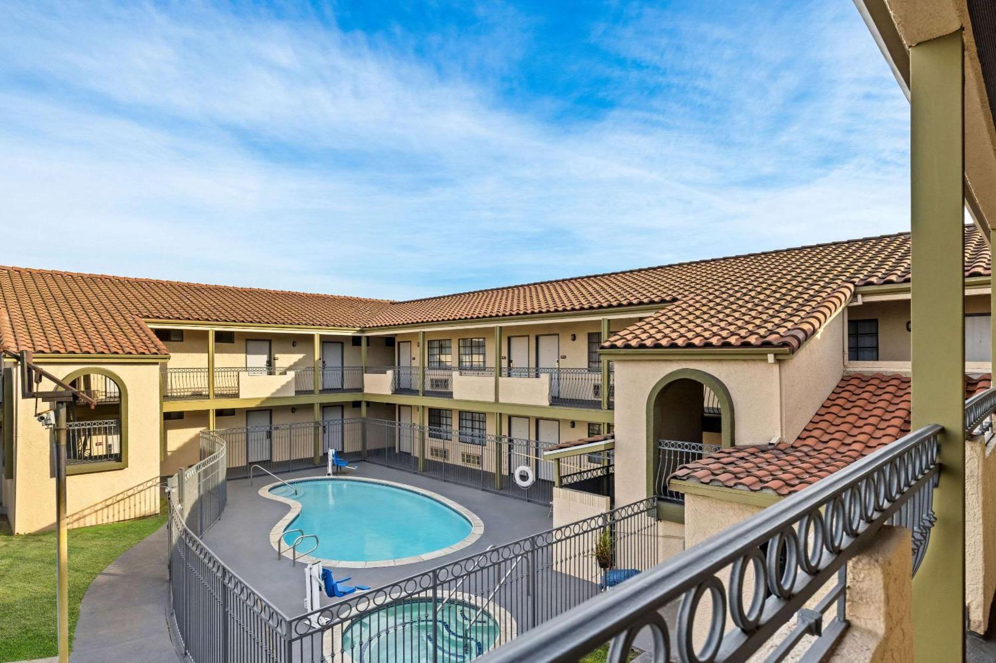 Rodeway Inn Santa Ana Exterior photo